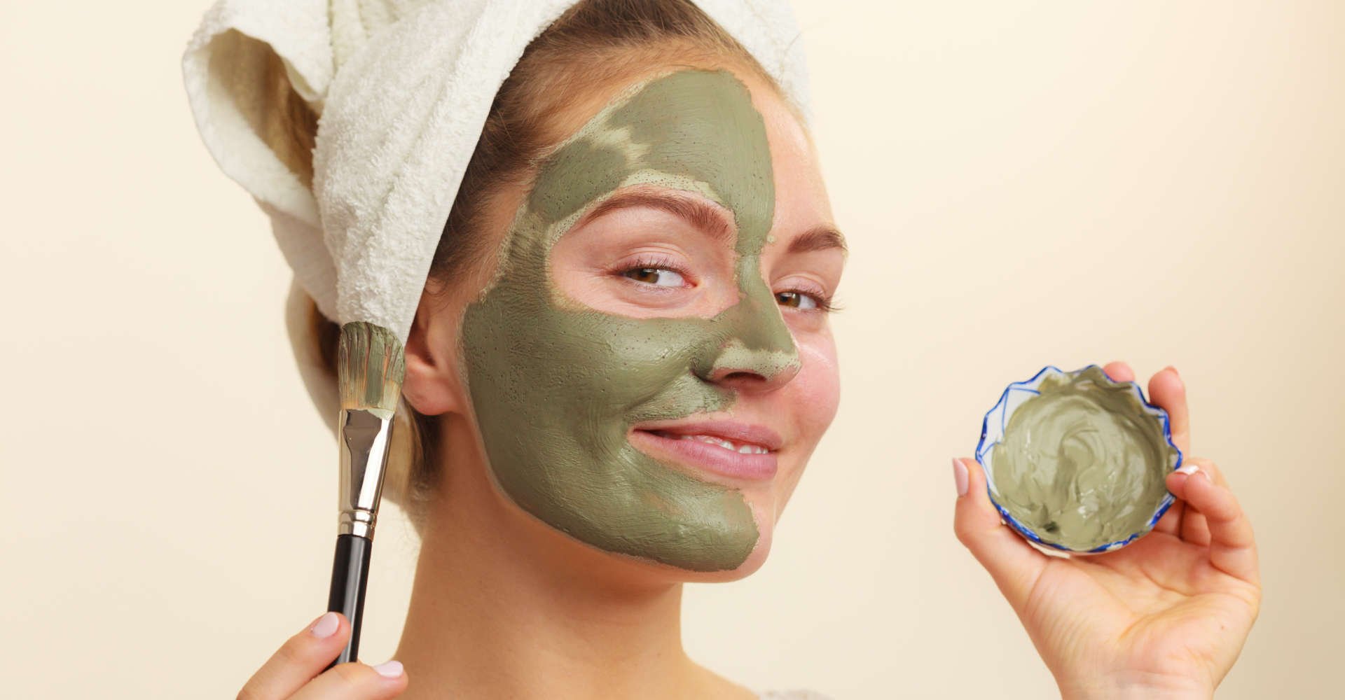 mulher utilizando máscara de argila verde